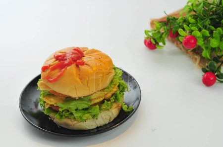 Téléchargez les photos : Hamburger au poulet, laitue, fond flou - en image libre de droit