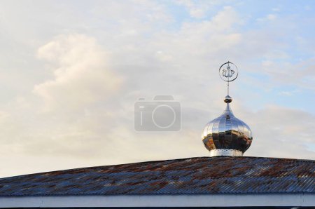 Téléchargez les photos : Dôme d'argent de l'église sur fond de ciel - en image libre de droit