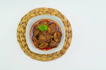 Rendang Jengkol, eine in Gewürzen und Kokosmilch köchelnde Hundefrucht. Traditionelle indonesische Küche mit würzigem, für Rendang typischem pikanten Geschmack und legit Jengkol-Textur