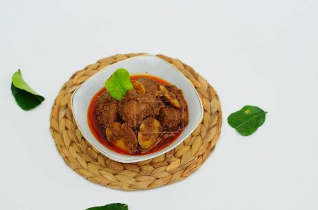 Téléchargez les photos : Rendang Jengkol, dogfruit mijoté dans les épices et le lait de coco. Nourriture traditionnelle indonésienne, avec un goût salé épicé typique du rendang et une texture de jengkol légitime - en image libre de droit