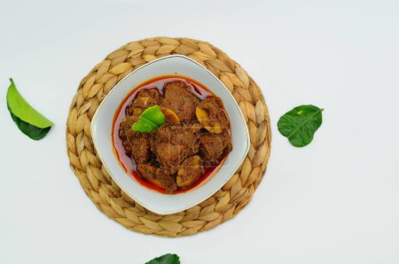 Foto de Rendang Jengkol, fruto de perro cocido a fuego lento en especias y leche de coco. Comida tradicional indonesia, con un sabor salado picante típico de rendang y una textura de jengkol de fiar - Imagen libre de derechos