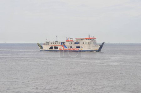 Téléchargez les photos : Navire à passagers naviguant en mer - en image libre de droit