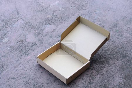 Téléchargez les photos : Boîte en carton avec espace vide pour le texte - en image libre de droit