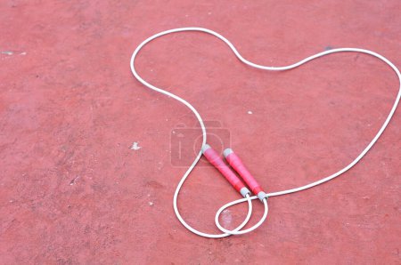 Ausrüstung für Seilspringen, hängen an Seilspringgeräten, hängen an einem eisernen Zaun