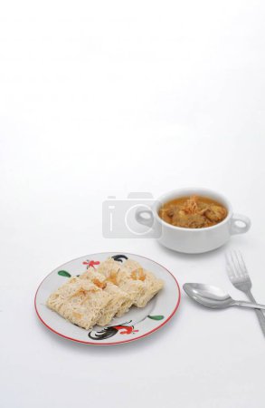 Téléchargez les photos : Roti Jala et curry de poulet, cuisine traditionnelle malaisienne - en image libre de droit