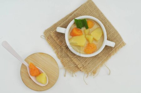 Foto de Breadfruit y compota de batata en un tazón blanco, un alimento típico adecuado para romper el ayuno - Imagen libre de derechos