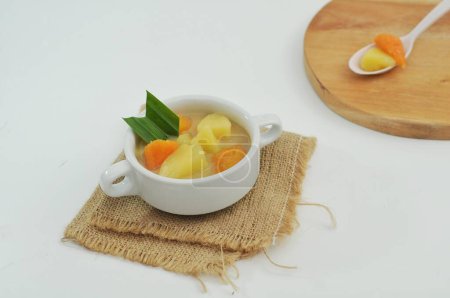 Breadfruit y compota de batata en un tazón blanco, un alimento típico adecuado para romper el ayuno