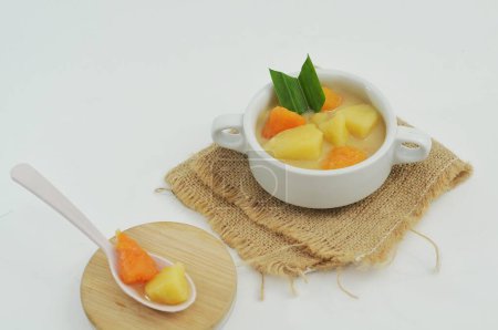 Téléchargez les photos : Compote de pain et patates douces dans un bol blanc, un aliment typique adapté pour briser le jeûne - en image libre de droit