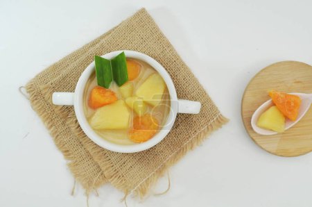 Téléchargez les photos : Compote de pain et patates douces dans un bol blanc, un aliment typique adapté pour briser le jeûne - en image libre de droit