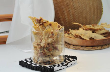 Rempeyek ou peyek est un craquelin salé indonésien-javanais frit