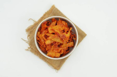 Foto de Chips de yuca con sabor picante en un tazón blanco - Imagen libre de derechos