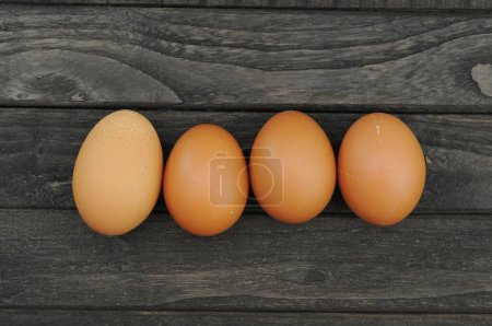 Foto de Huevos de pollo en arpillera y mesa negra - Imagen libre de derechos