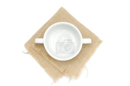 Téléchargez les photos : Assiette vide et soucoupe avec serviette sur fond blanc isolé. vue de dessus - en image libre de droit