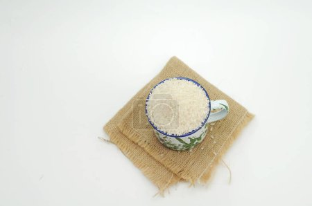 Foto de Arroz arroz en un tazón blanco sobre el fondo blanco - Imagen libre de derechos