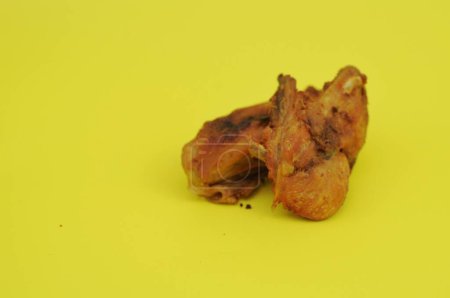 Foto de Alas de pollo a la parrilla con fondo amarillo - Imagen libre de derechos