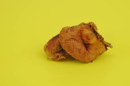 Téléchargez les photos : Cuisses de poulet frit sur fond jaune - en image libre de droit