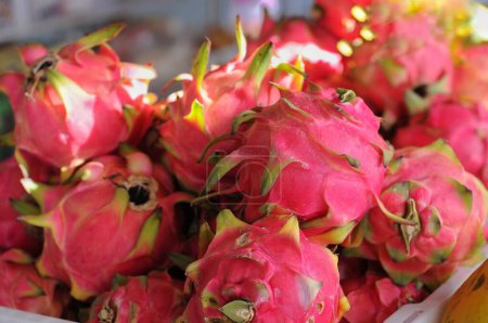 Téléchargez les photos : Fruits du dragon à la nourriture de rue - en image libre de droit