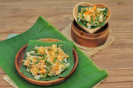 Téléchargez les photos : Urap (Indonésie Alimentation traditionnelle). Urap est un plat de salade de légumes cuits à la vapeur mélangés avec de la noix de coco râpée assaisonnée et épicée pour la vinaigrette. - en image libre de droit