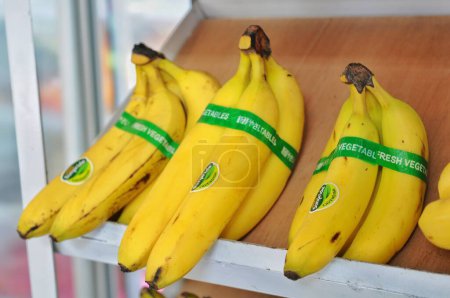 Téléchargez les photos : Bananes fraîches mûres sur le marché - en image libre de droit