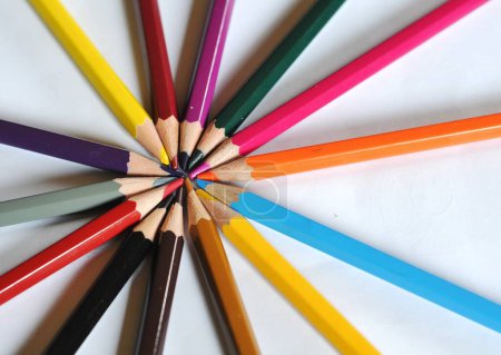 Téléchargez les photos : Crayons de couleur sur papier blanc - en image libre de droit