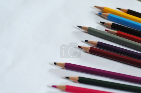 Foto de Lápices de colores sobre papel blanco - Imagen libre de derechos