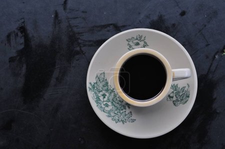 Foto de Taza de café y una cucharada en un fondo negro. - Imagen libre de derechos