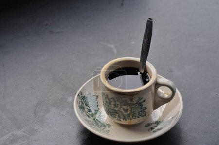 Foto de Taza de café y una cucharada en un fondo negro. - Imagen libre de derechos