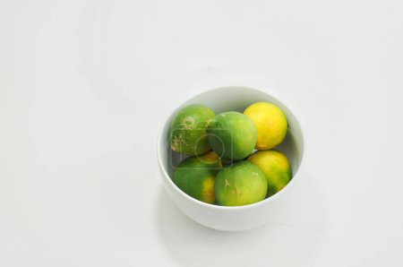 Téléchargez les photos : Lime dans un bol blanc avec fond blanc isolé - en image libre de droit
