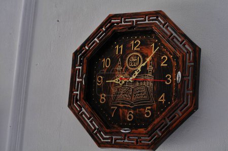 Téléchargez les photos : Horloge antique avec style arabe - en image libre de droit