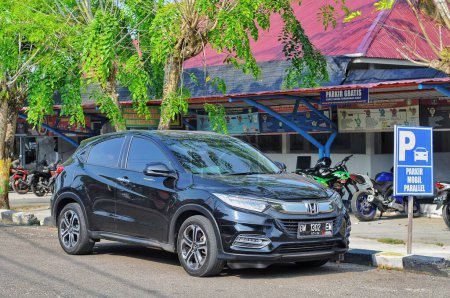 Foto de Honda HRV con aparcamiento de color negro en la calle - Imagen libre de derechos