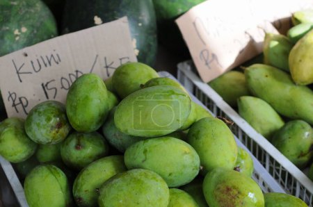 Téléchargez les photos : Mangue fraîche dans le panier au marché - en image libre de droit