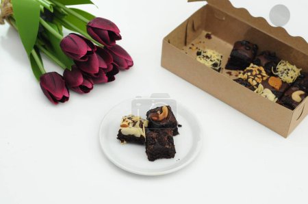 Téléchargez les photos : Gâteau au chocolat aux fleurs et noix - en image libre de droit