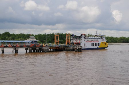 Téléchargez les photos : Riau-Indonésie, 5 mai 2024 : port ferry sur l'île de Bengkalis, province de Riau - en image libre de droit