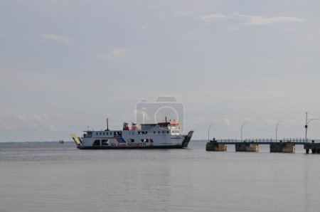 Téléchargez les photos : Riau-Indonésie, 5 mai 2024 : port ferry sur l'île de Bengkalis, province de Riau - en image libre de droit