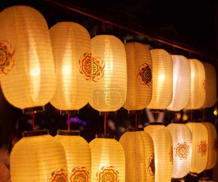 Téléchargez les photos : Lanternes chinoises colorées illuminées la nuit - en image libre de droit