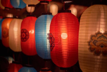 Téléchargez les photos : Lanternes chinoises colorées illuminées la nuit - en image libre de droit