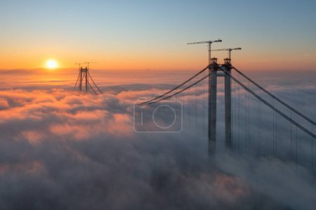 Vue panoramique aérienne par drone depuis le haut du pont suspendu sur le Danube, en construction, entre les villes de Braila et Tulcea en Roumanie