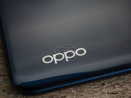 Foto de Galati, Rumania - 11 de noviembre de 2022: Recientemente lanzó el teléfono inteligente Oppo con cámara triple en la parte posterior con enfoque en el logotipo de la marca Oppo en la parte posterior - Imagen libre de derechos