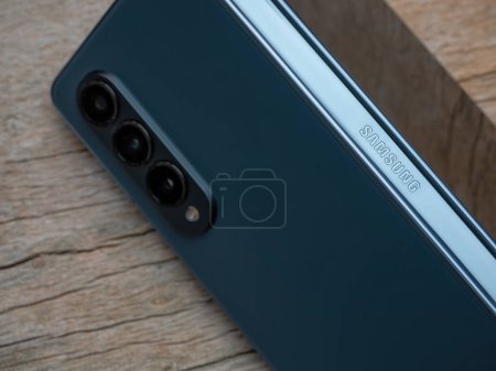 Téléchargez les photos : Galati, Roumanie - 17 novembre 2022 : Samsung lance Galaxy Z Fold4, la quatrième génération d'un smartphone pliable avec triple caméra à l'arrière - en image libre de droit