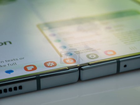 Foto de Galati, Rumania - 17 de noviembre de 2022: Samsung lanza Galaxy Z Fold4 con cámara debajo de la pantalla, la cuarta generación de un smartphone plegable - Imagen libre de derechos