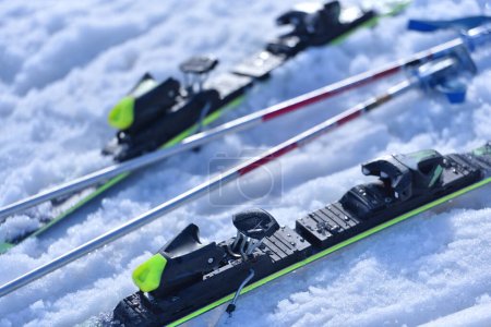 Téléchargez les photos : Après la randonnée - Repos skis sur pistes enneigées après une journée d'aventure - en image libre de droit