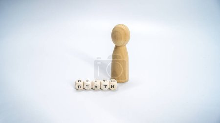Foto de Cubos de madera meditativos y reflexivos con letras - Imagen libre de derechos