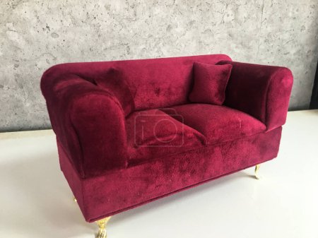 Foto de Un sofá rojo decorativo en miniatura, un sofá de lujo rojo hecho a mano - Imagen libre de derechos