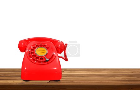Foto de Teléfono vintage rojo sobre mesa de madera aislada sobre fondo blanco. - Imagen libre de derechos