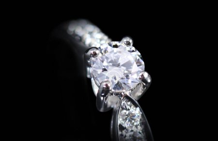 El diamante es el cristal más duro. Tiene la refracción más ligera, por lo que tiene más brillo que otras piedras preciosas. Se utiliza para hacer joyas. o utilizado en la industria Por ejemplo, utilizarlo para cortar sólidos.
