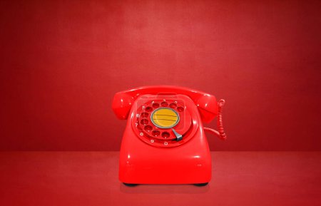Foto de Teléfono vintage rojo sobre fondo rojo - Imagen libre de derechos