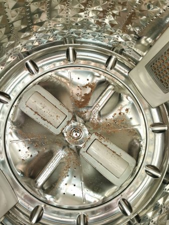 La saleté reste dans un réservoir à tambour rotatif à l'intérieur de la laverie de la chargeuse supérieure