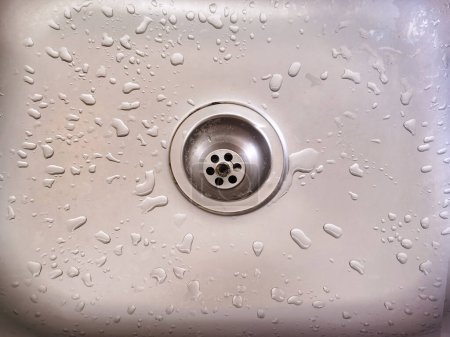 Gotas de agua después de lavarse las manos en el fregadero.