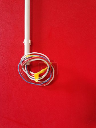 Foto de Cableado eléctrico en la pared Cable de alimentación trenzado para enchufe - Imagen libre de derechos