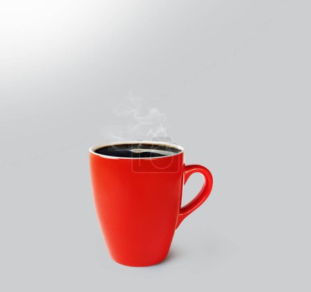 Foto de Taza de café rojo aislado sobre un fondo gris - Imagen libre de derechos